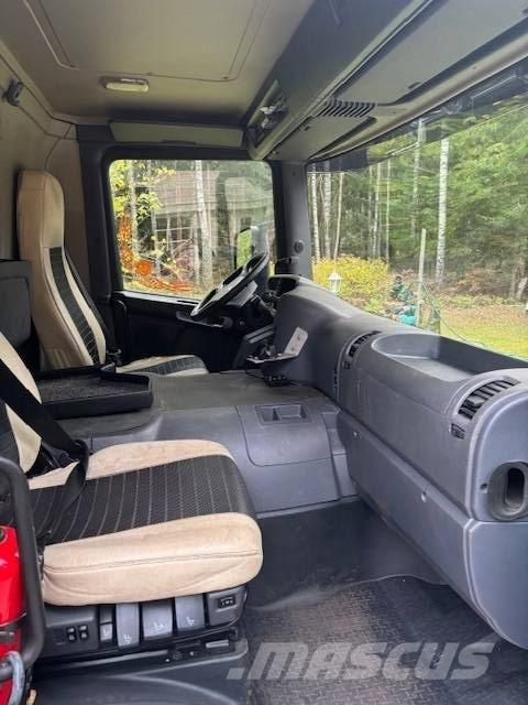 Scania P 230 Camiões de caixa fechada