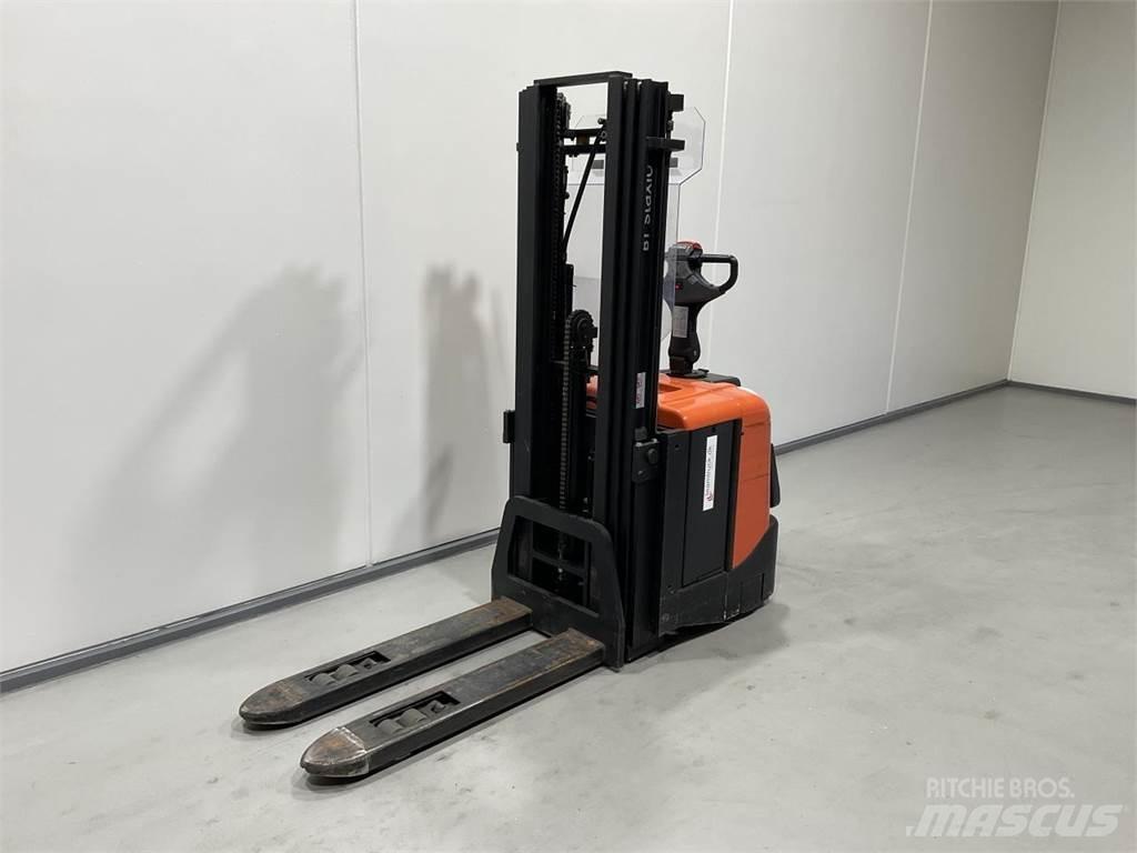 BT SPE125L Self propelled stackers