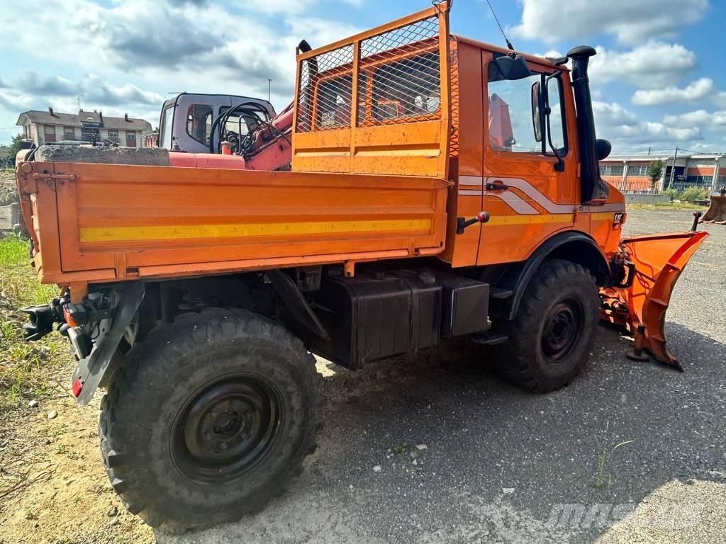 Mercedes-Benz unimog Camiões de caixa fechada