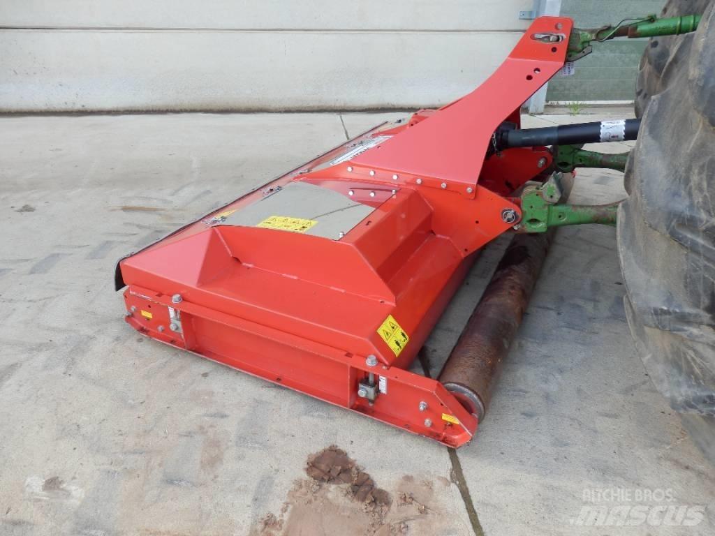 Trimax Snake Corta-Relvas montadas e arrastadas