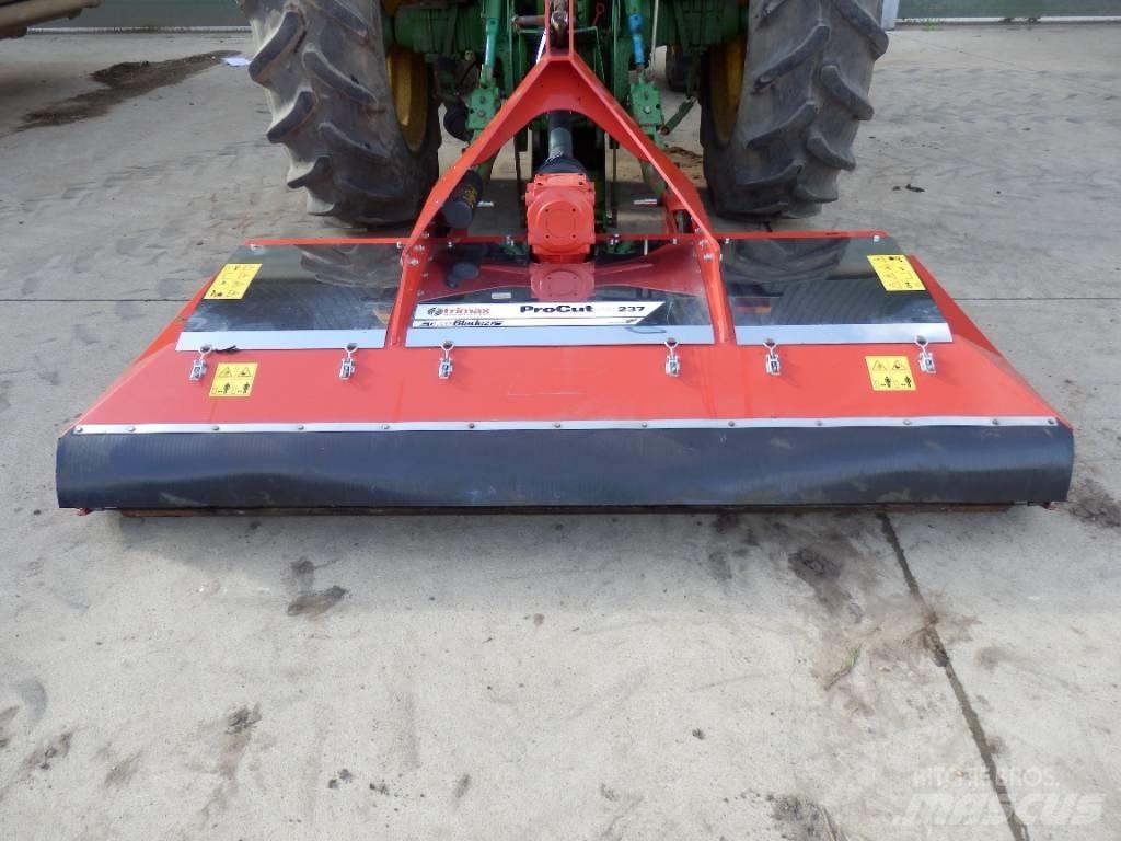 Trimax Snake Corta-Relvas montadas e arrastadas