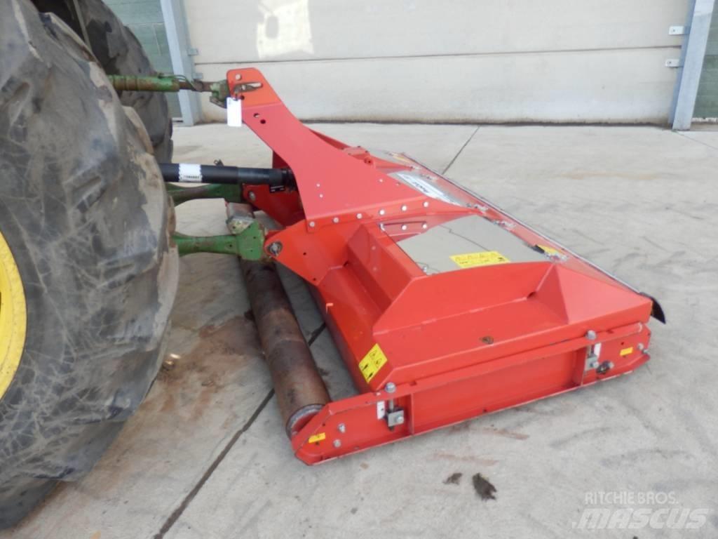 Trimax Snake Corta-Relvas montadas e arrastadas