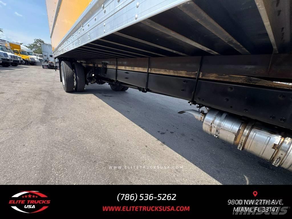 Freightliner M106 Camiões de caixa fechada