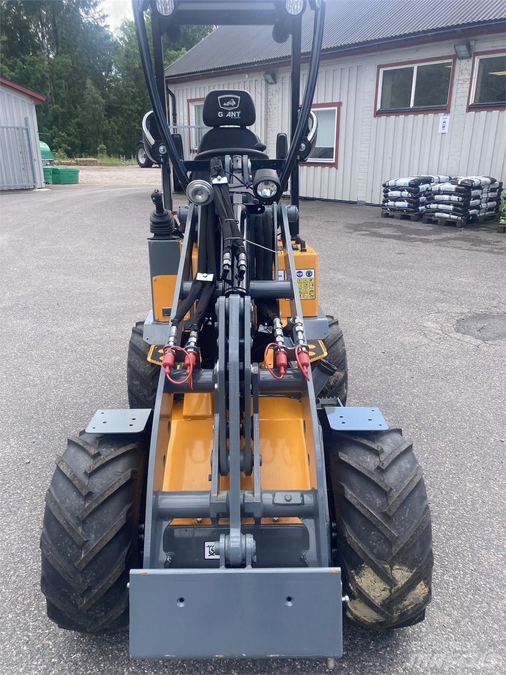 GiANT G1100 Carregadora multifunções