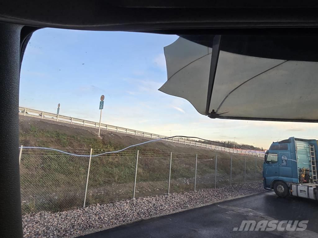 Volvo FM 330 Camiões de caixa fechada