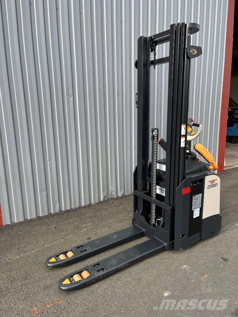Crown ETi 4000-1.2 Empilhador para operador externo