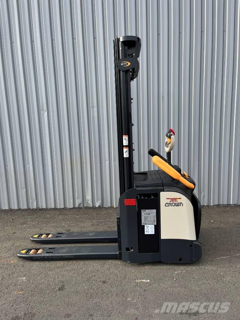 Crown ETi 4000-1.2 Empilhador para operador externo