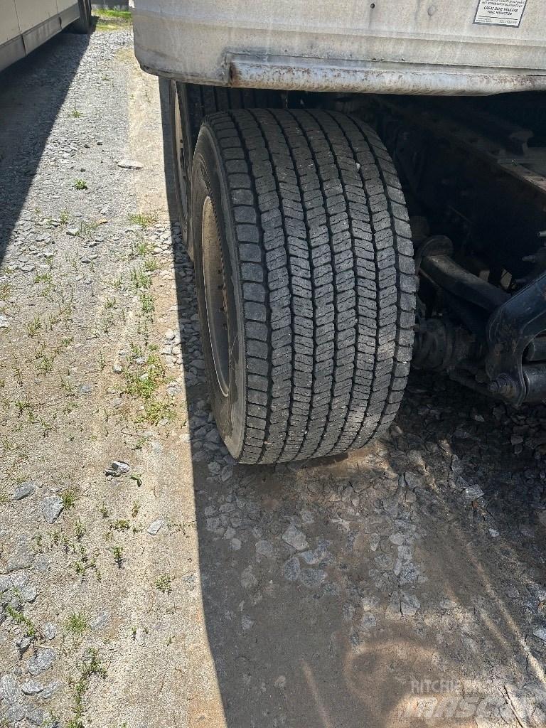 Volvo D11 Camiões de caixa fechada