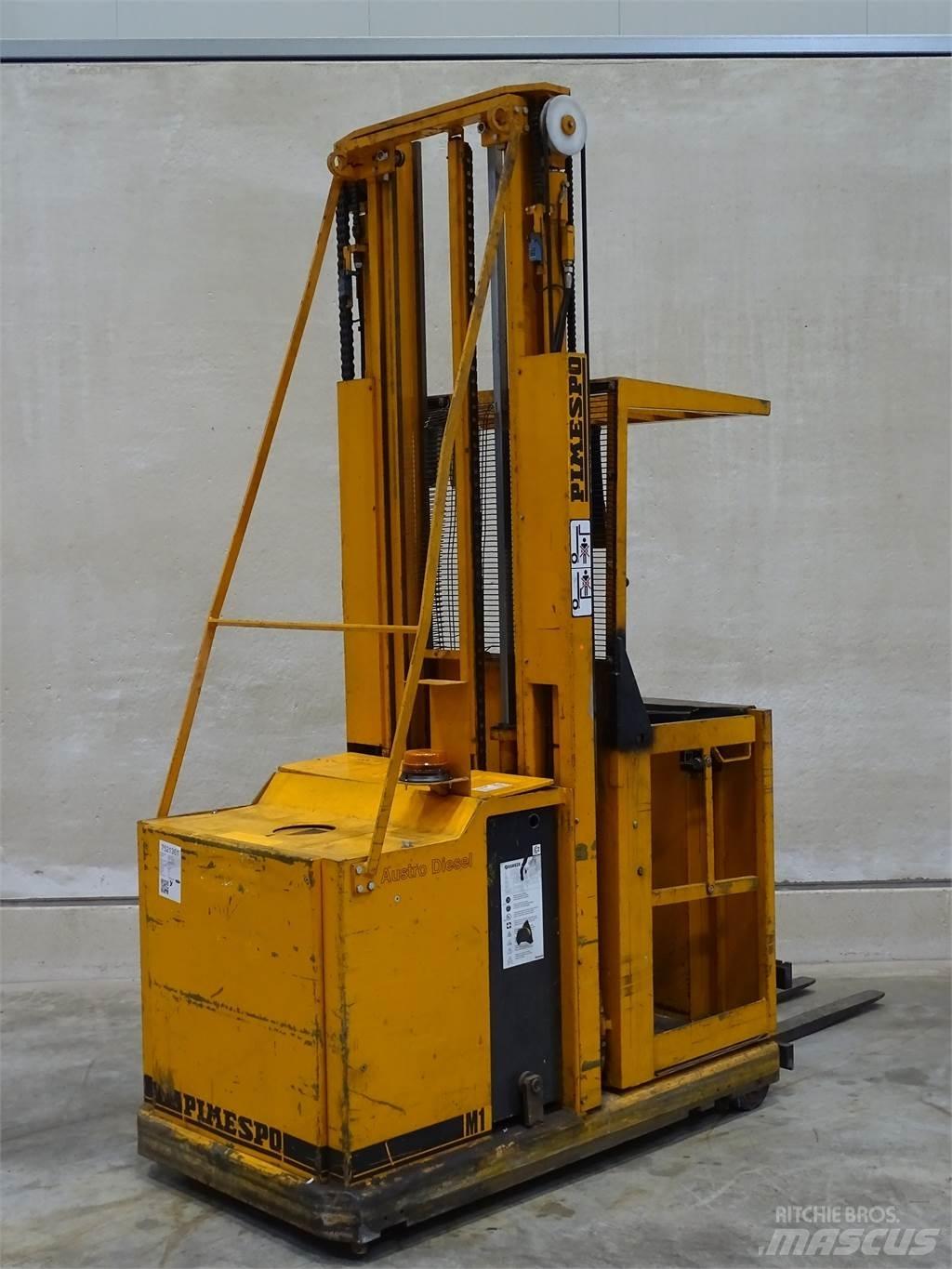 BT LW13 Empilhador para operador externo