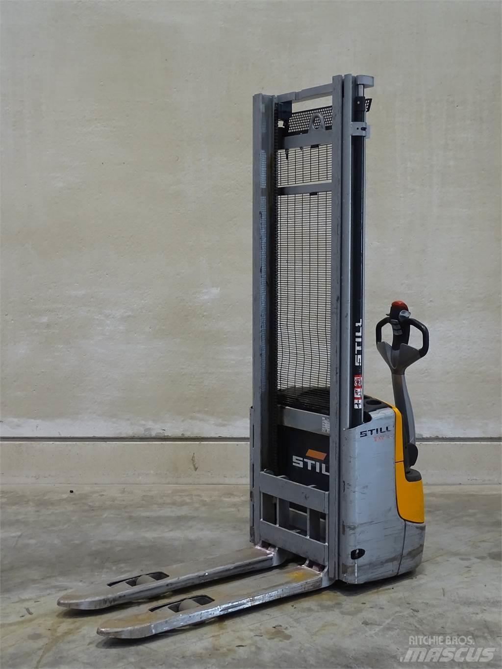 Still EXV10 Empilhador para operador externo