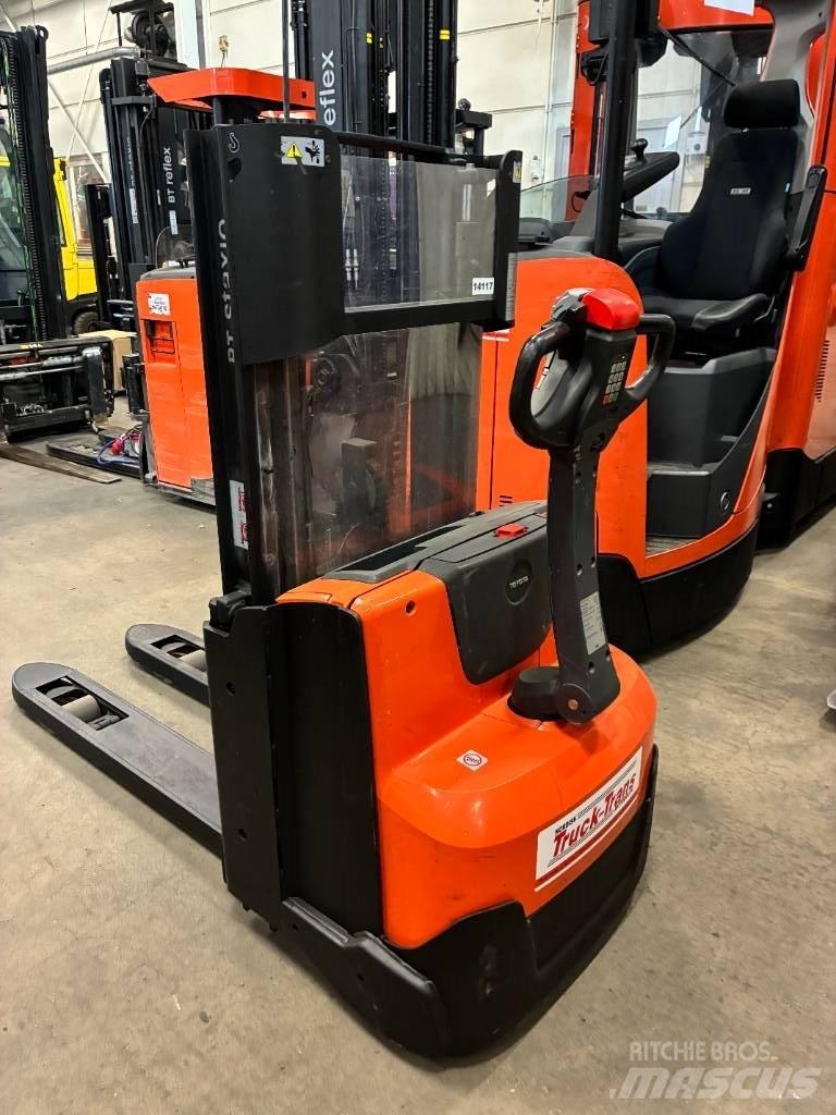 Toyota SWE120L Empilhador para operador externo