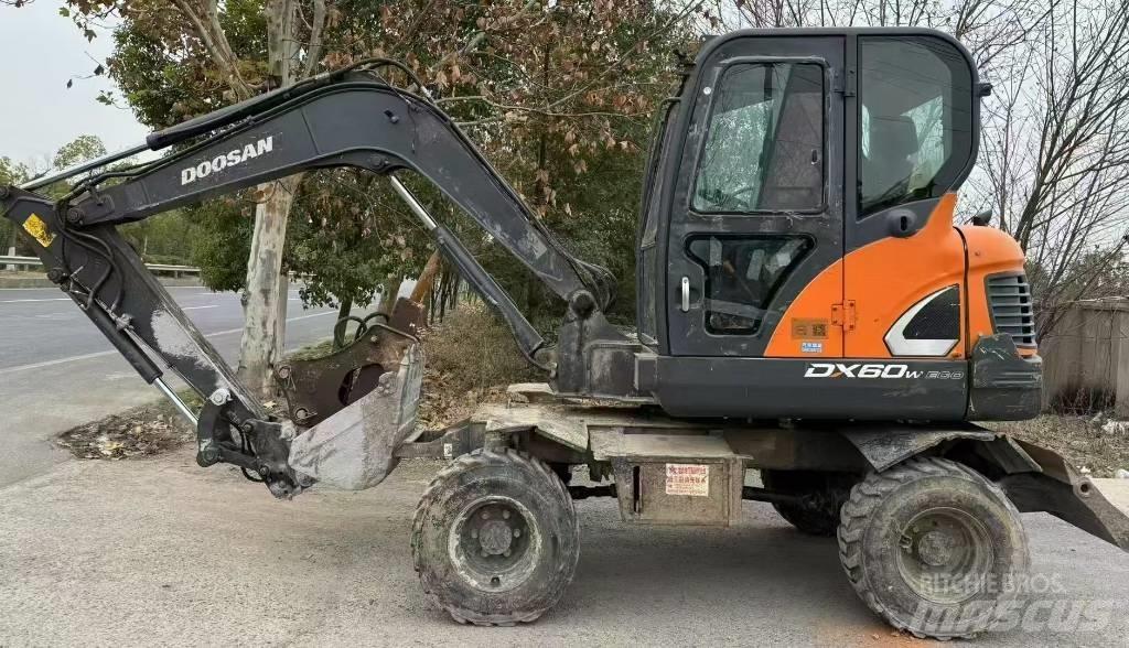 Doosan DX 60 Escavadoras de rodas