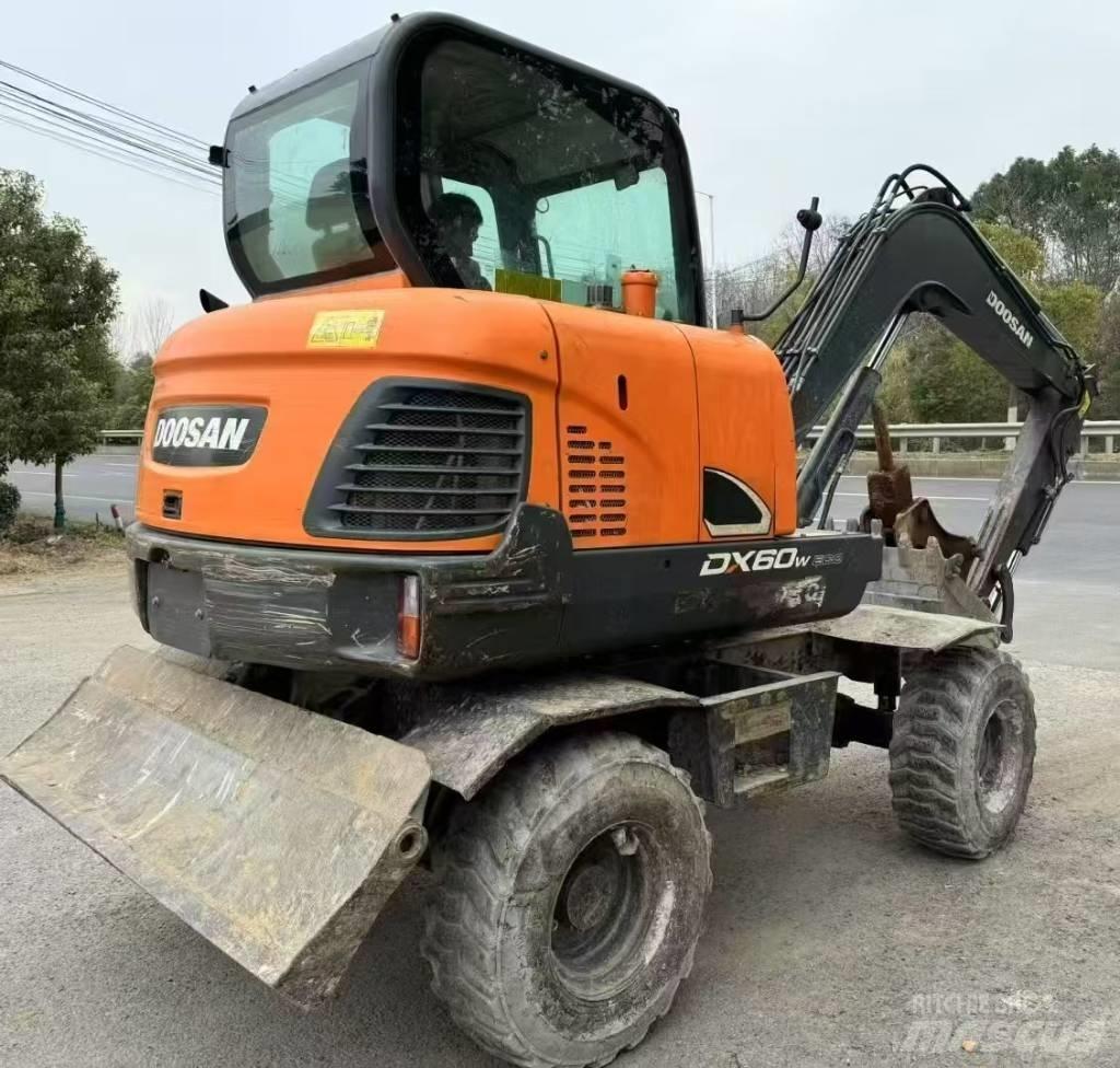 Doosan DX 60 Escavadoras de rodas