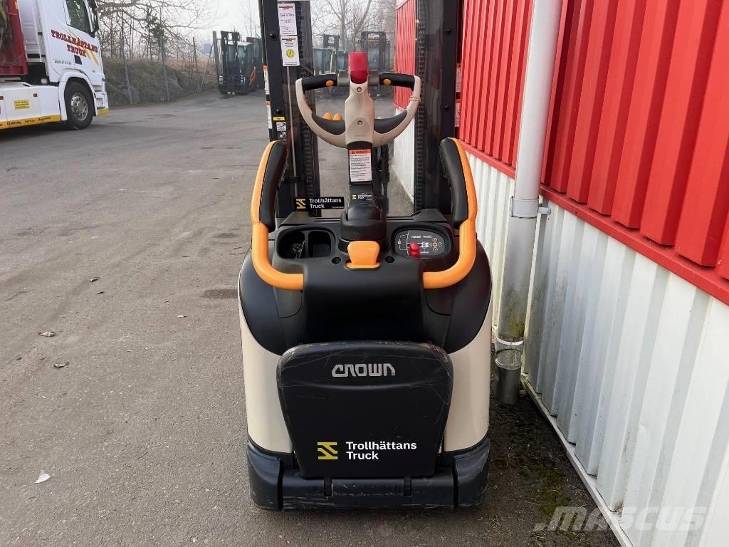 Crown ETi 4000-1.2 Empilhador para operador externo