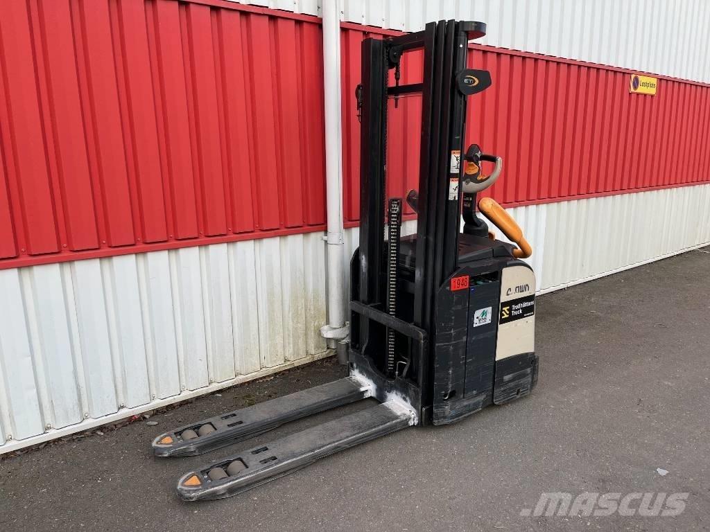 Crown ETi 4000-1.2 Empilhador para operador externo