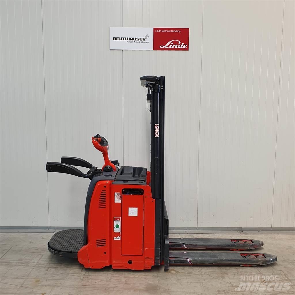 Linde D12AP Empilhador para operador externo