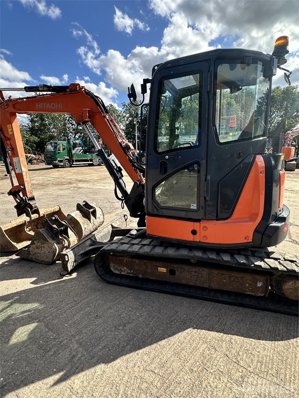 Hitachi 55U Mini Escavadoras <7t
