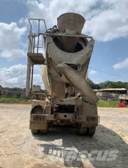 Iveco Trakker 440 Camiões de betão