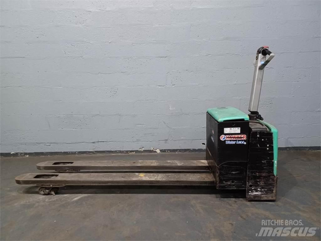 CAT NPP20M Empilhador para operador externo