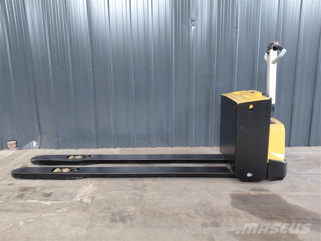 CAT NPP20N2 Empilhador para operador externo