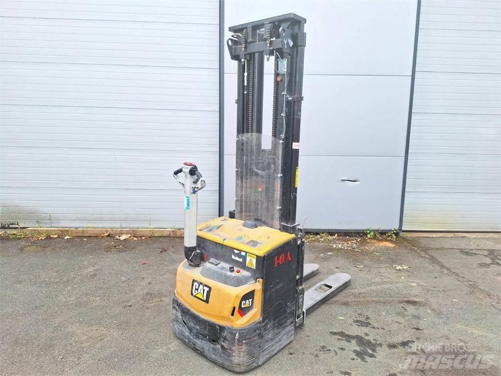 CAT NSP16N2 Empilhador para operador externo