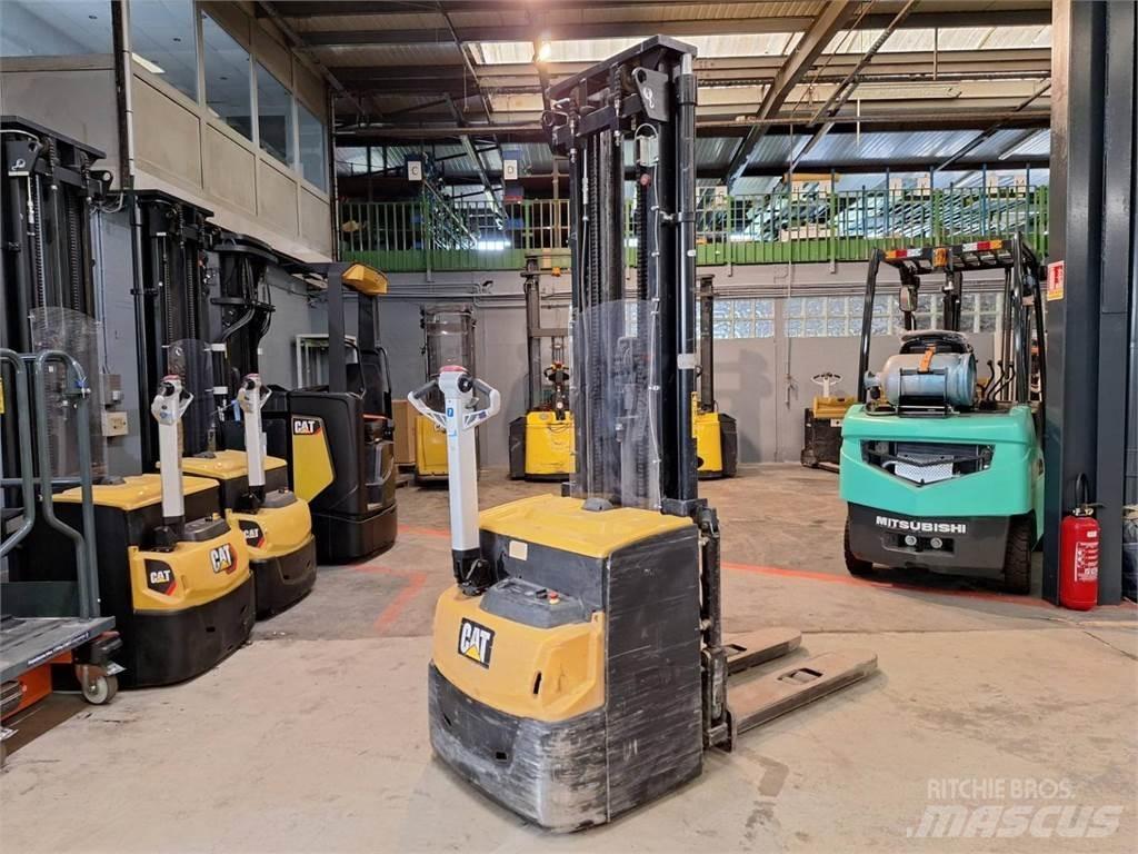 CAT NSP16N2 Empilhador para operador externo