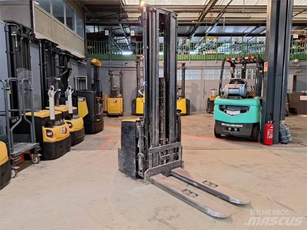 CAT NSP16N2 Empilhador para operador externo