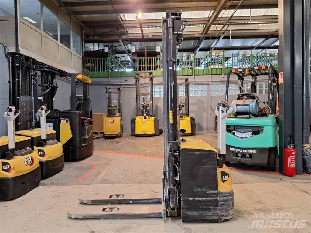 CAT NSP16N2 Empilhador para operador externo