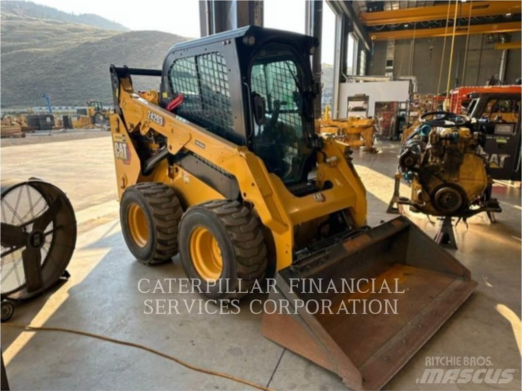 CAT 242D3 Carregadoras de direcção deslizante