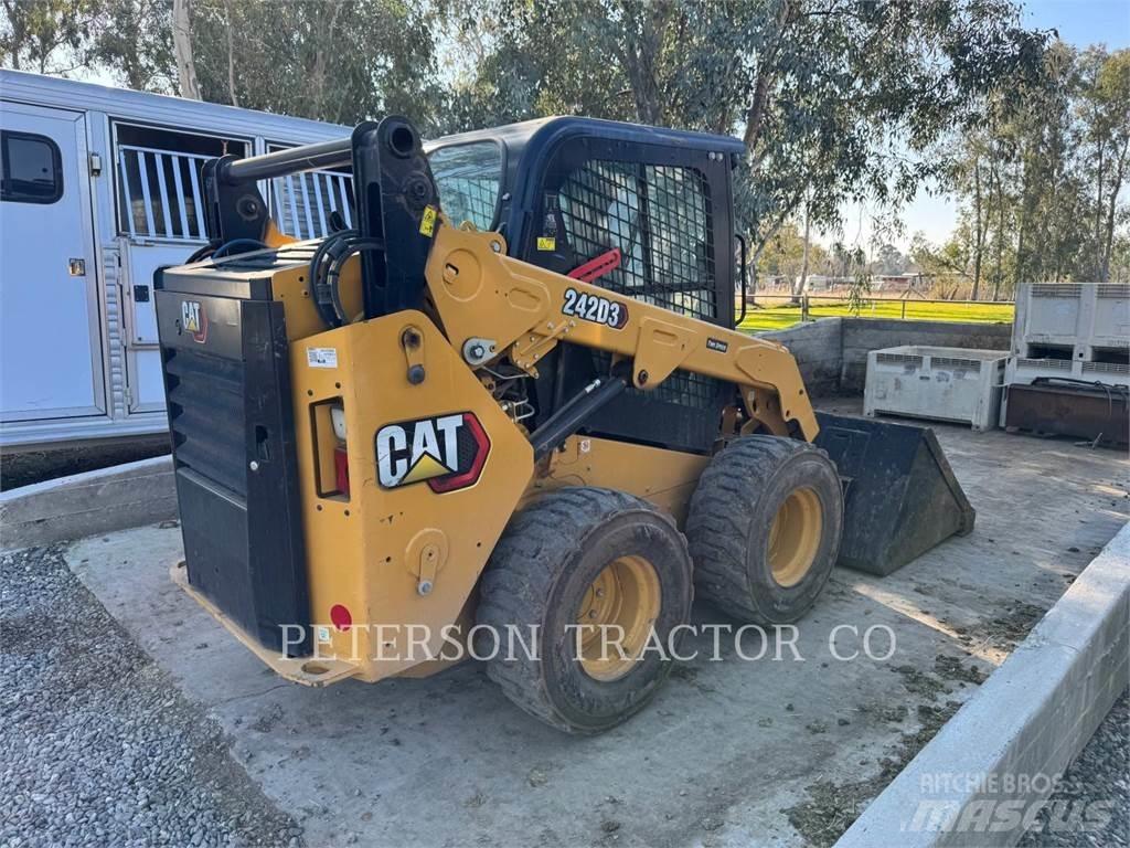 CAT 242D3 Carregadoras de direcção deslizante