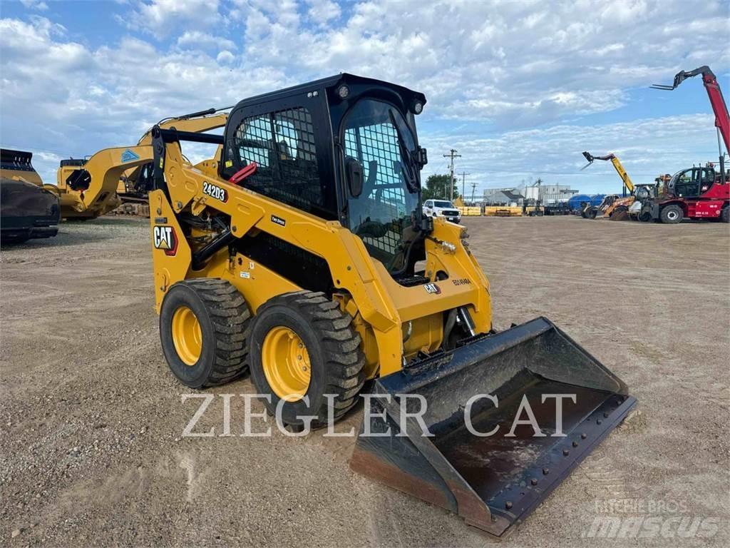CAT 242D3 Carregadoras de direcção deslizante