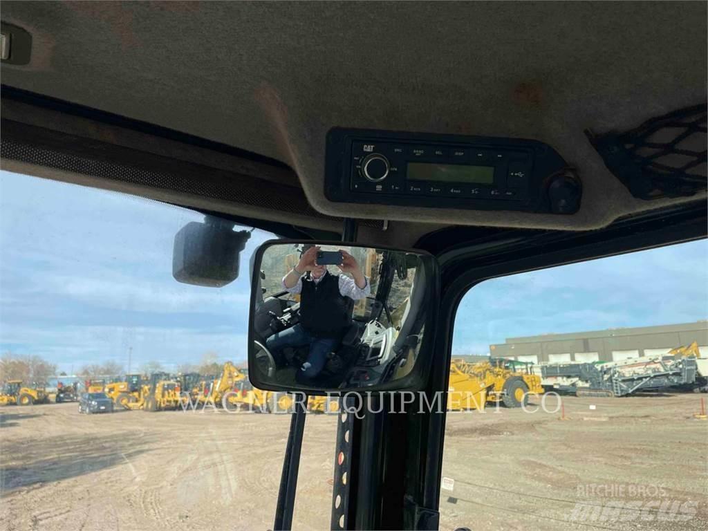 CAT 440 Retroescavadoras