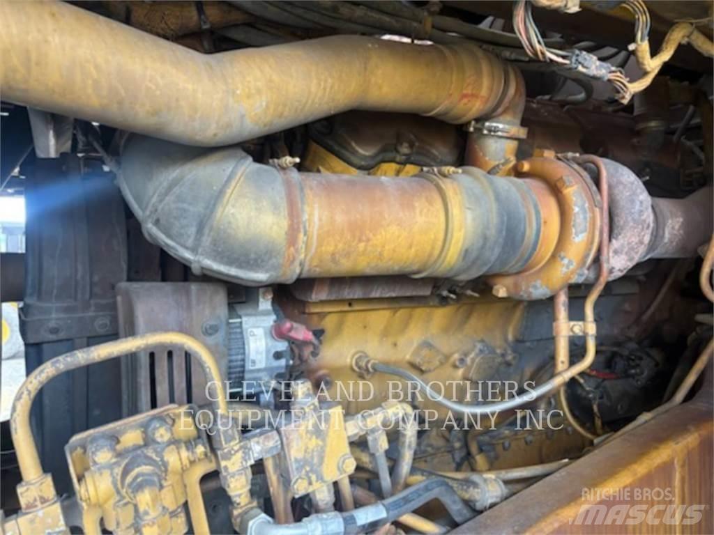 CAT 775F WW Auto-tanques