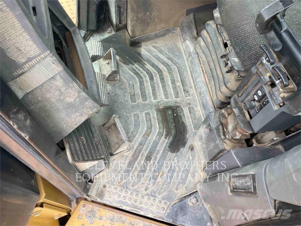 CAT D10T Dozers - Tratores rastos