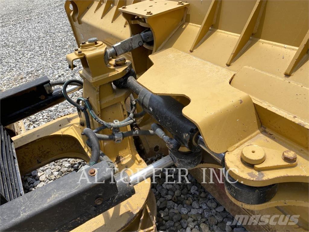 CAT D6K2 LGP Dozers - Tratores rastos