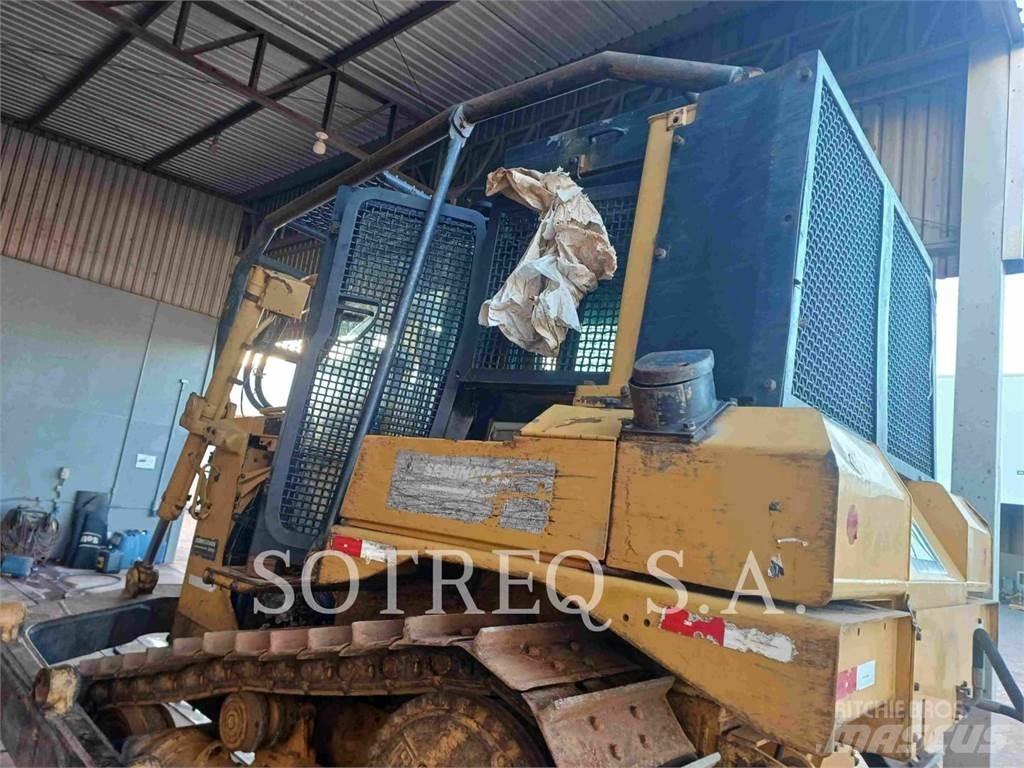 CAT D6T Dozers - Tratores rastos