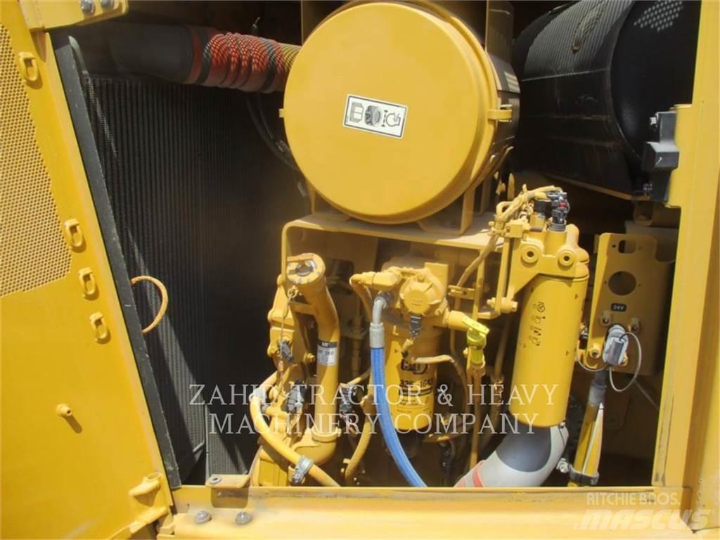 CAT D8T Dozers - Tratores rastos