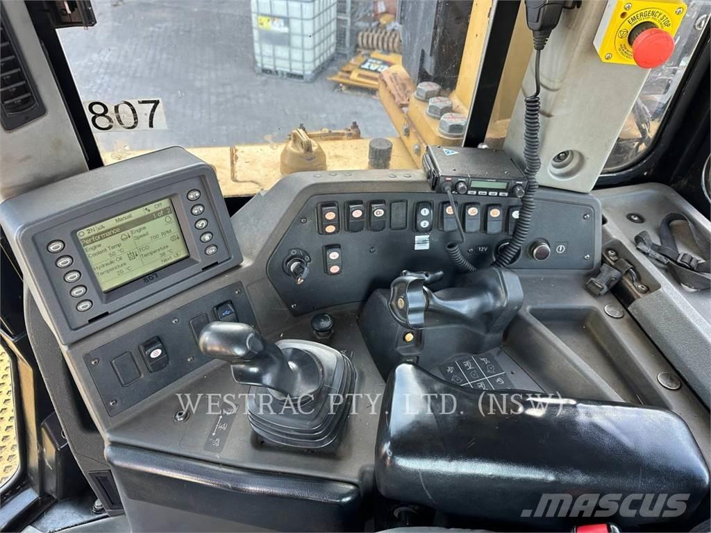 CAT D8T Dozers - Tratores rastos