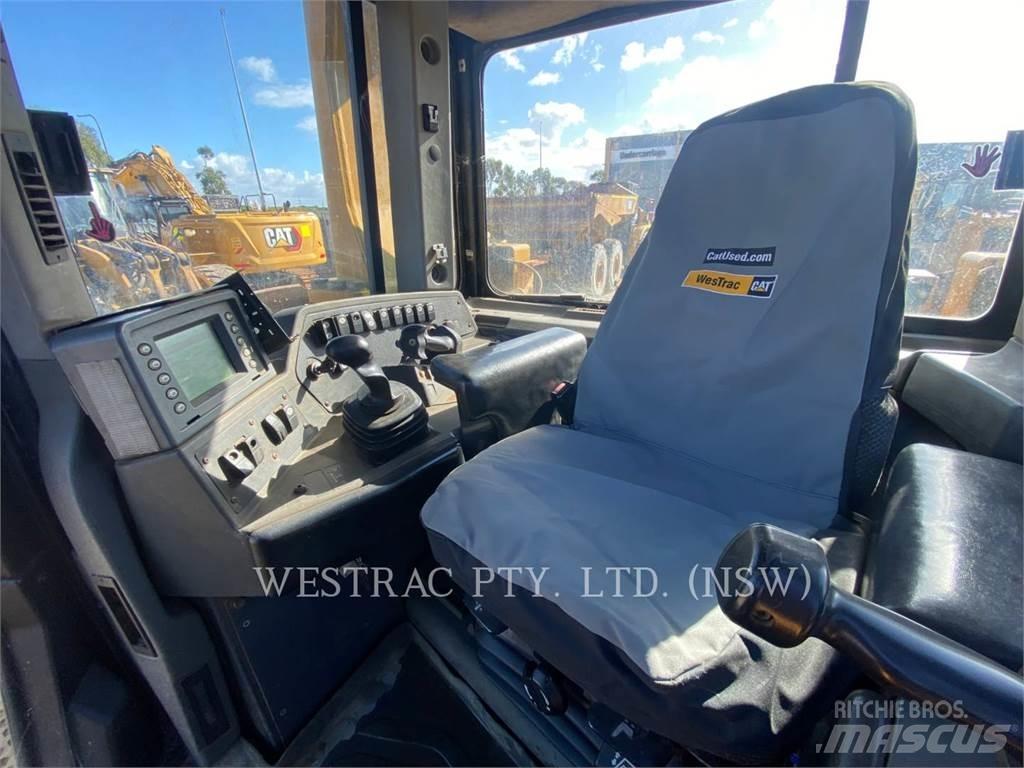 CAT D8T Dozers - Tratores rastos