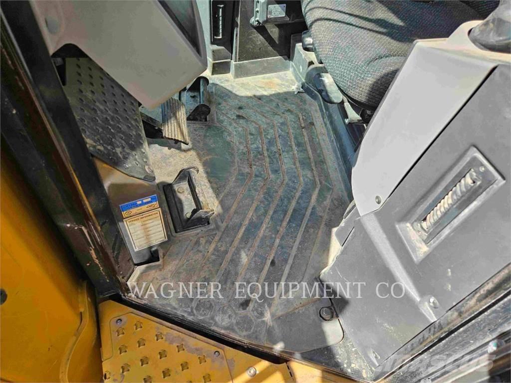 CAT D8T Dozers - Tratores rastos