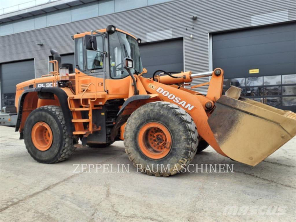 Doosan DL300 Pás carregadoras de rodas