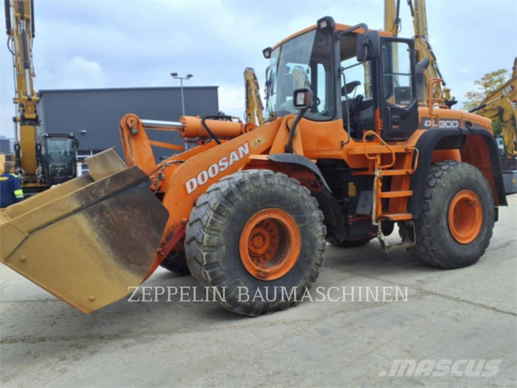 Doosan DL300 Pás carregadoras de rodas