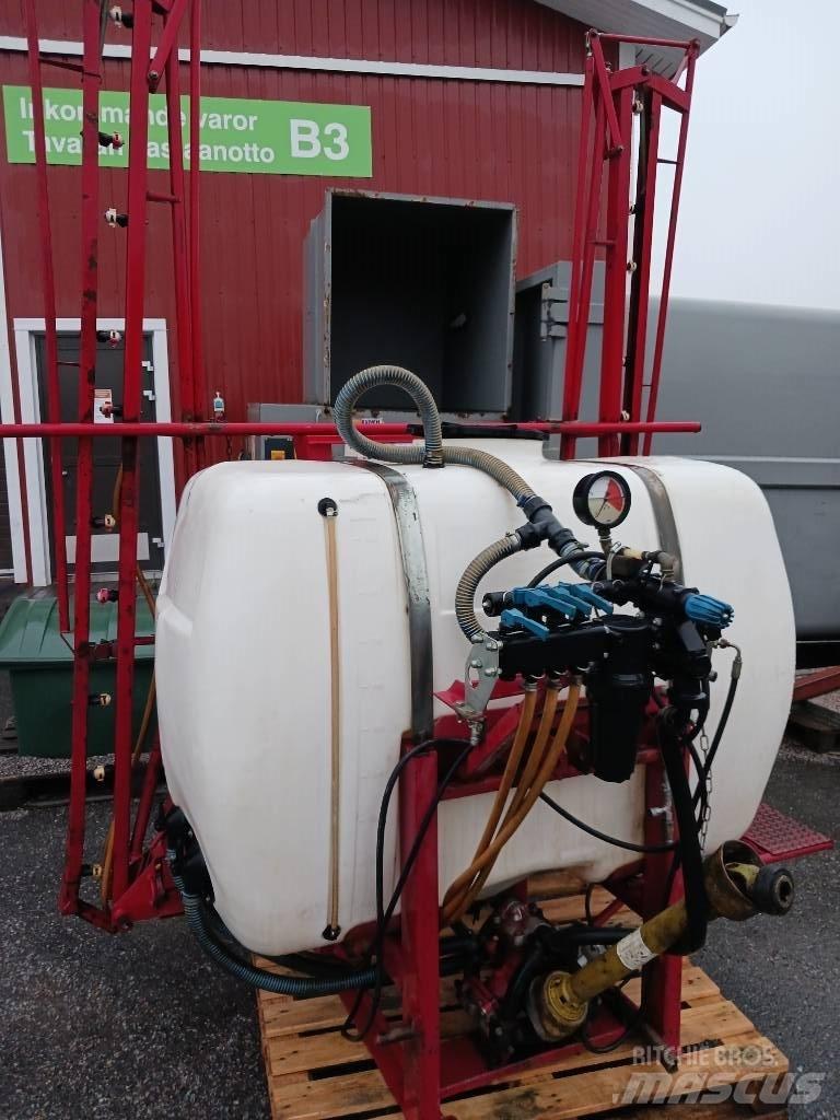 YLÖ 900 / 12 Pulverizadores montados