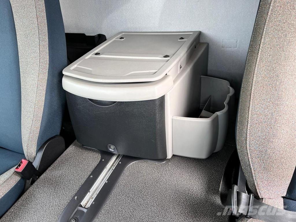 Volvo FL210 Camiões de caixa fechada