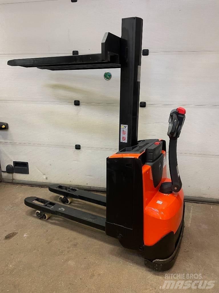 BT Toyota SWE080L Empilhador para operador externo