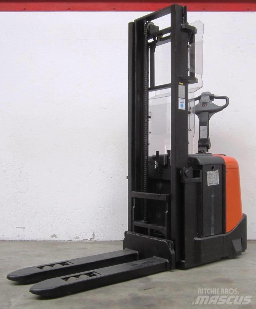 BT SPE 200 Empilhador para operador externo