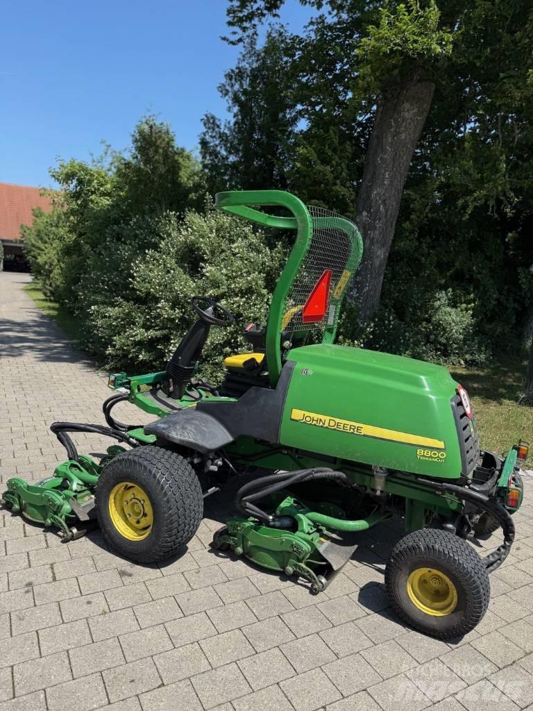 John Deere 8800 Corta-Relvas Riders