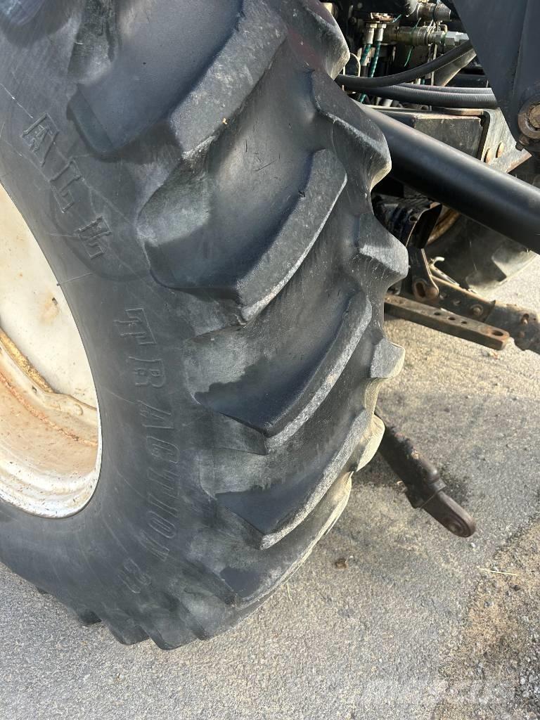 New Holland TV 140 Tratores Agrícolas usados