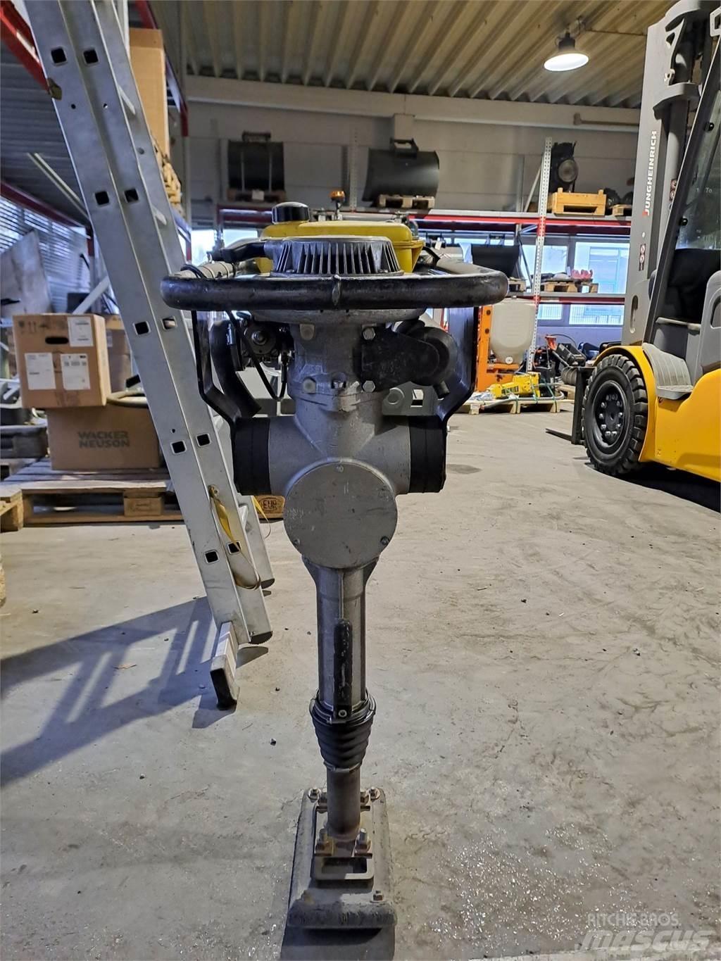 Wacker Neuson BS30 Saltitões