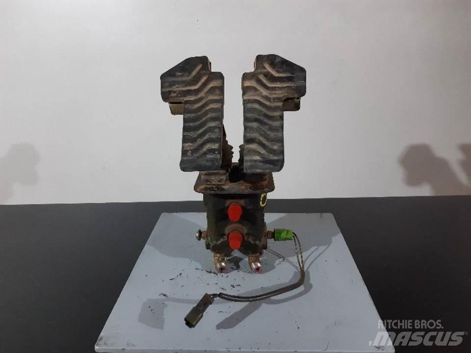 CAT 330C Cabines e interior máquinas construção